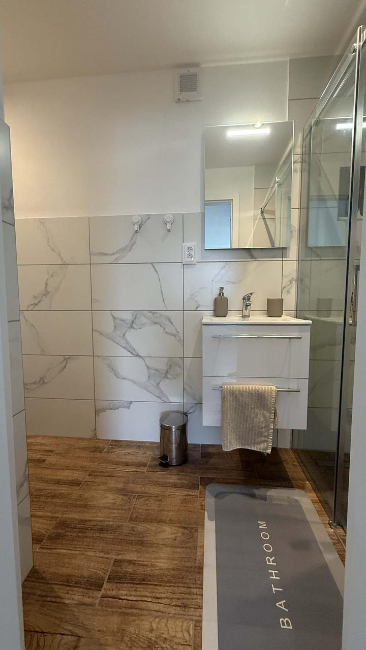 Koupelna apartmánu 2 s mramorovým obkladem