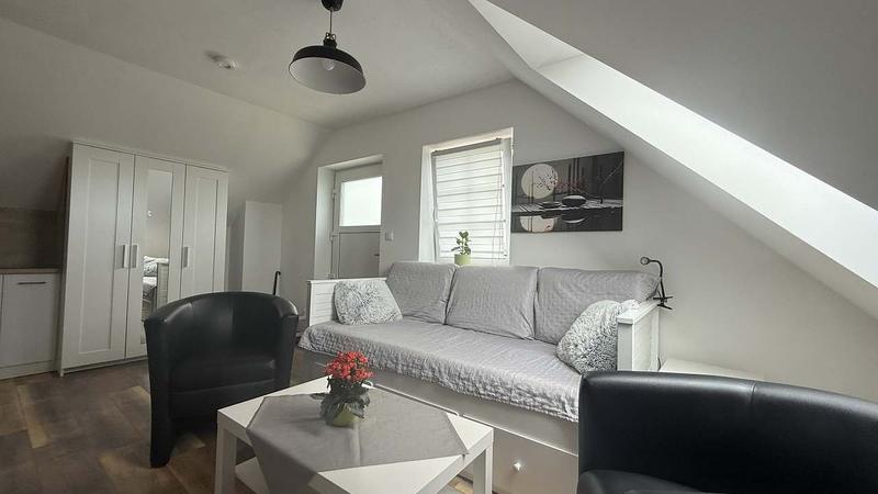 Apartmán 3: pohovka a křesla pod střešním oknem
