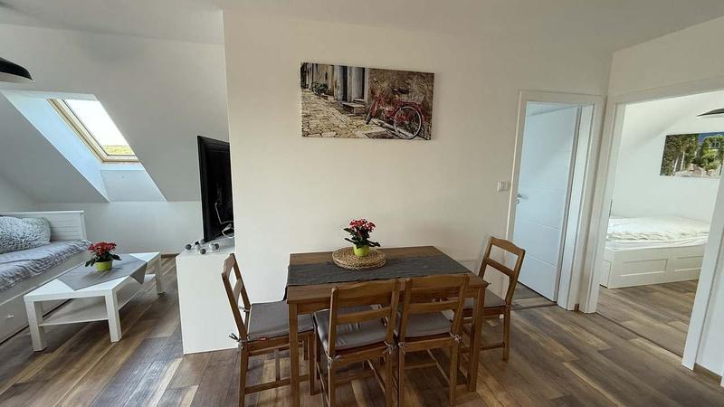 Jídelní stůl v apartmánu 3 a průchod do ložnice