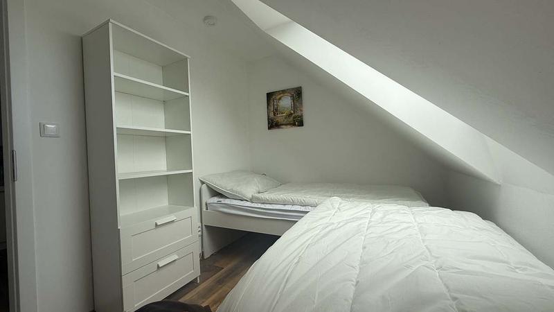 Druhá ložnice v apartmánu 3 s regálem a postelí