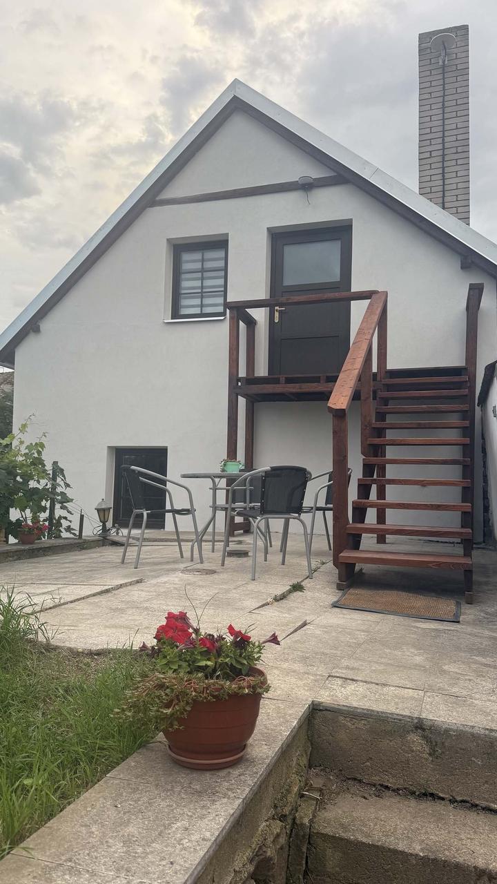 Terasa apartmánu 3 a venkovní schody k domku